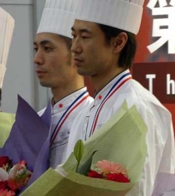表彰式で優勝メダルと賞状、花束を授与された高山さんと八木さん