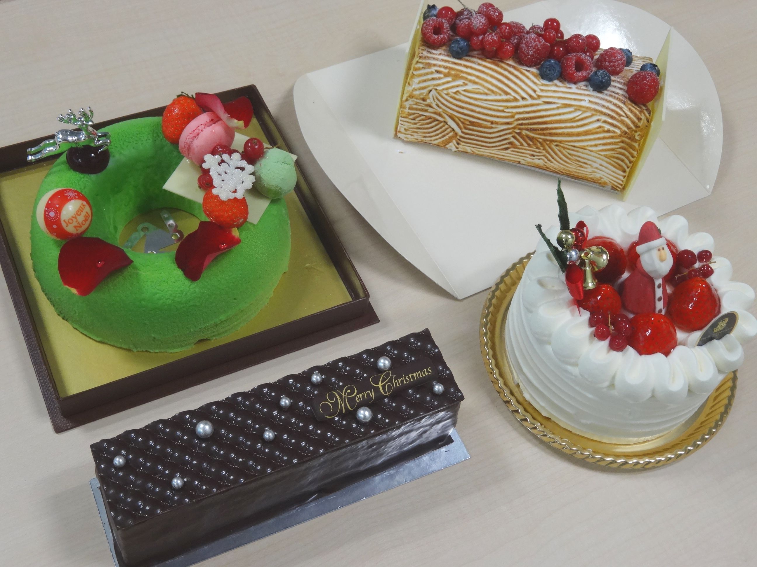 日本経済新聞電子版 今週の３つ星スイーツ 番外編 5000円以内で買える都内ホテルのクリスマスケーキ 編の選考 コメントをしています 11 27 幸せのケーキ共和国