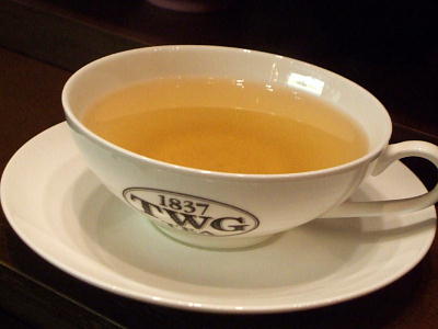 『TOKYO-SINGAPORE』は淡い色合いの緑茶