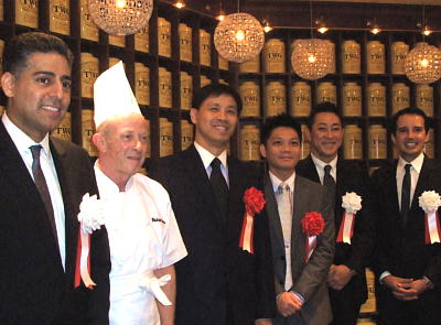 左からTWG Tea創始者　マノージ・ムルジャニ氏、シェフ・パティシエ　フィリップ・ラングロワ氏、ローレンス・ベイ首席公使、シンガポール政府観光局　スー・シュー・キョン氏